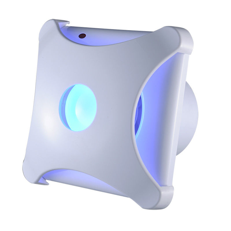 Color blanco Cuchilla de plástico 50 Cfm Refrigerador de aire para baño Combinación de luz LED y ventilador de escape